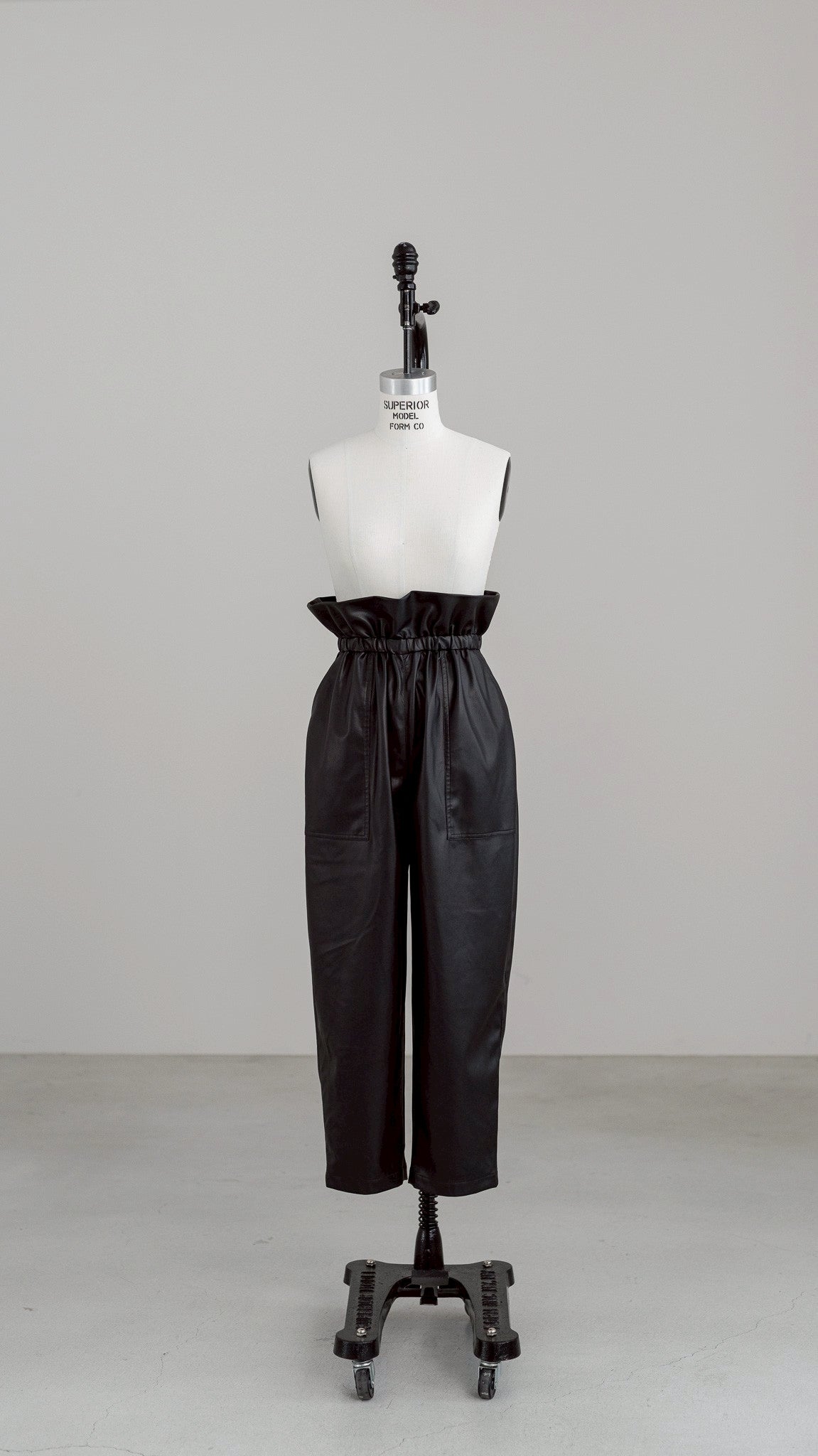 【PRE-ORDER】Petal Leather Pants(1color)