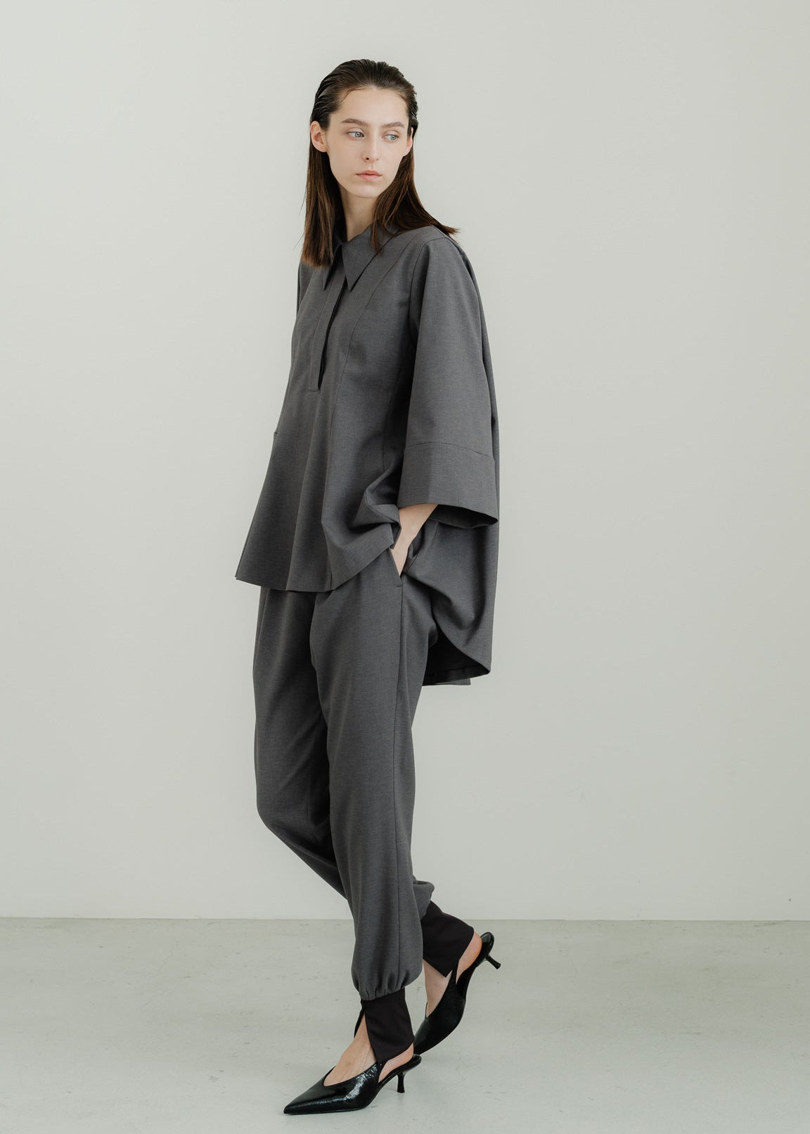 【PRE ORDER】Airy Form Shirt(warm gray)