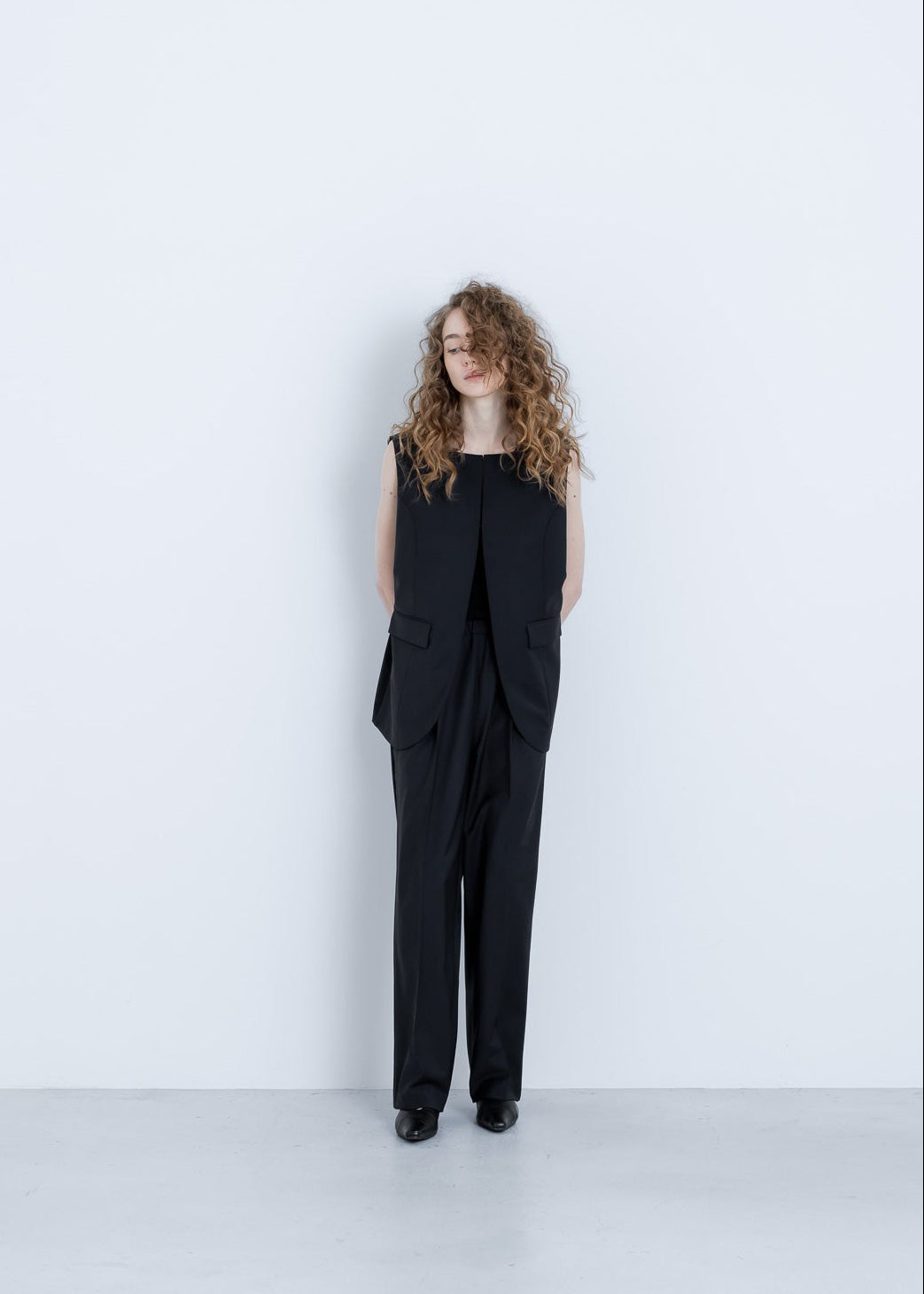 【PRE-ORDER】back pleats vest(2color)