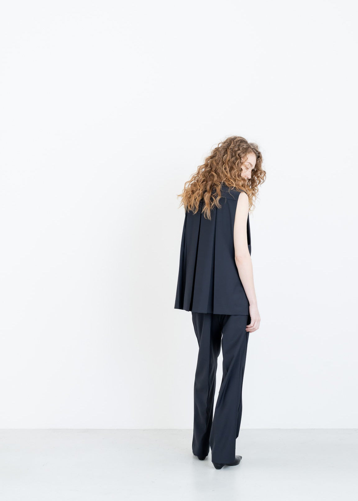 【PRE-ORDER】back pleats vest(2color)