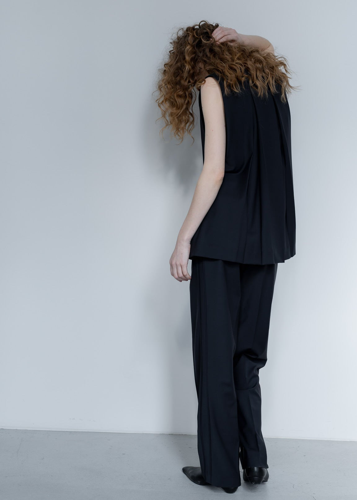 【PRE-ORDER】back pleats vest(2color)