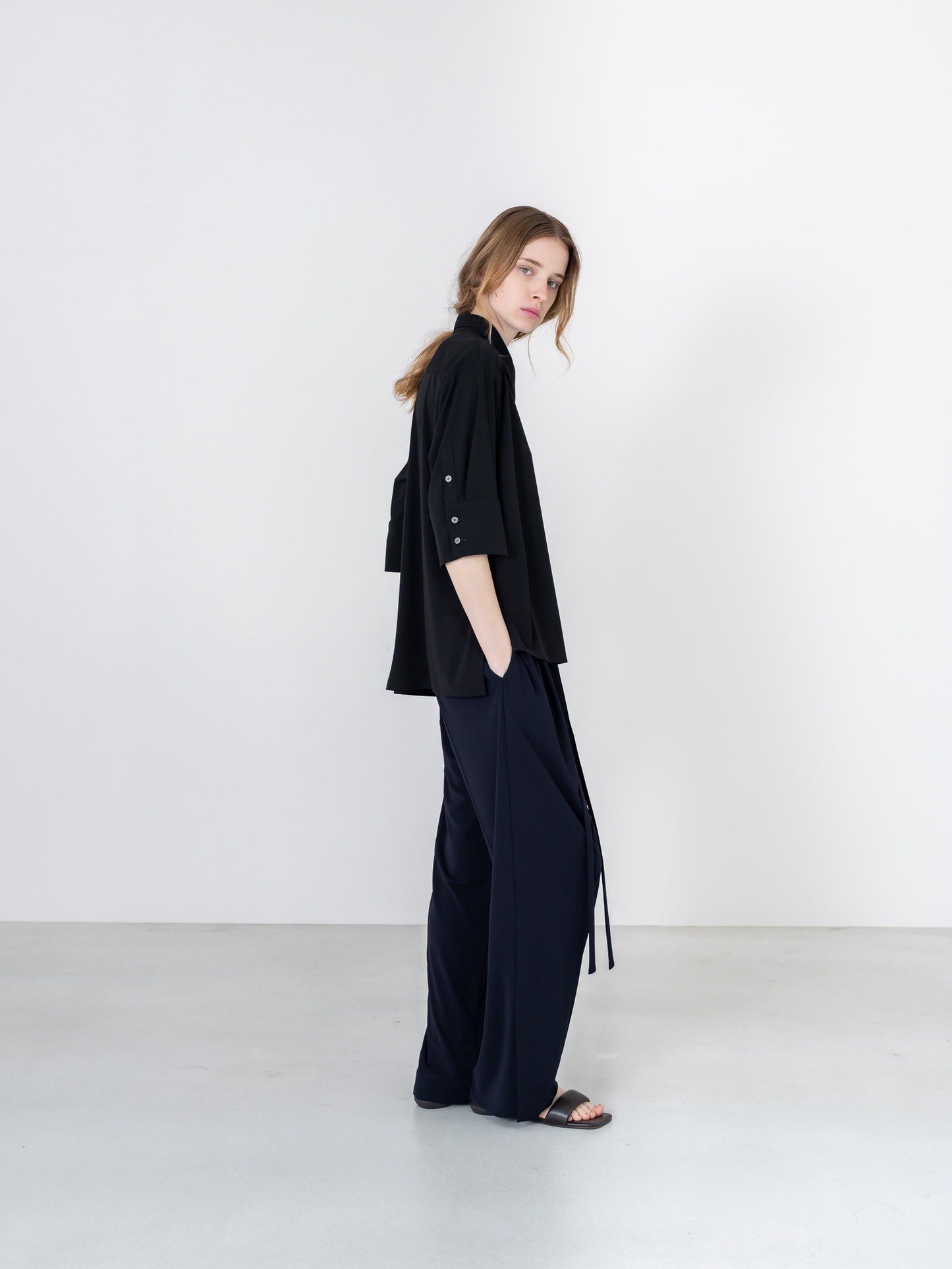 【PRE-ORDER】MELT DRAPE PANTS(NAVY)