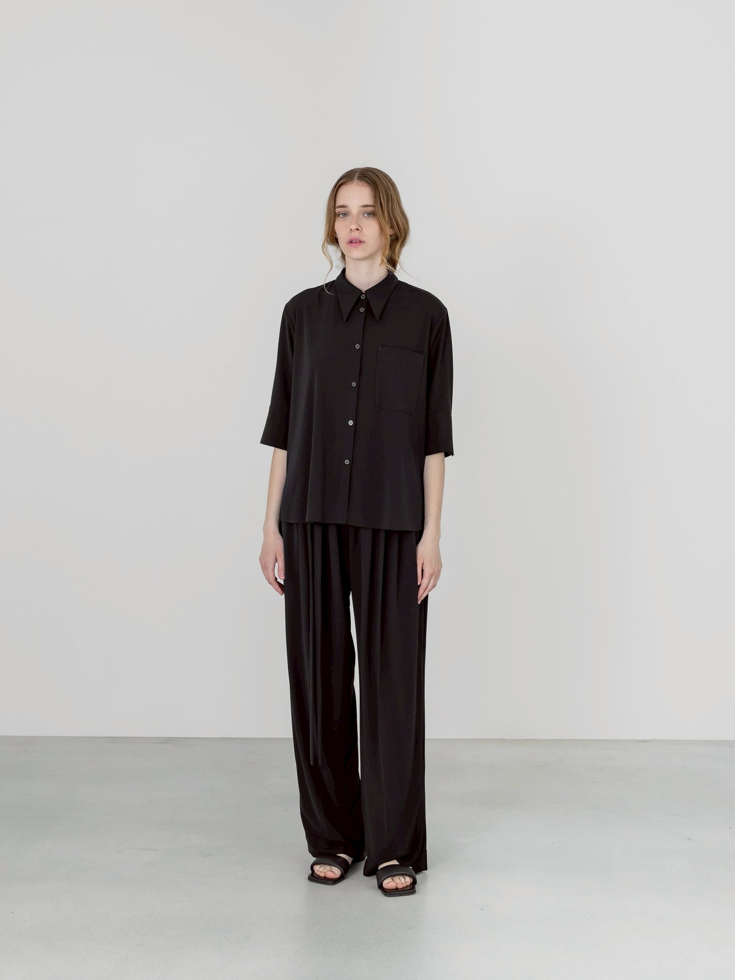 【PRE-ORDER】MELT DRAPE PANTS(BLACK)