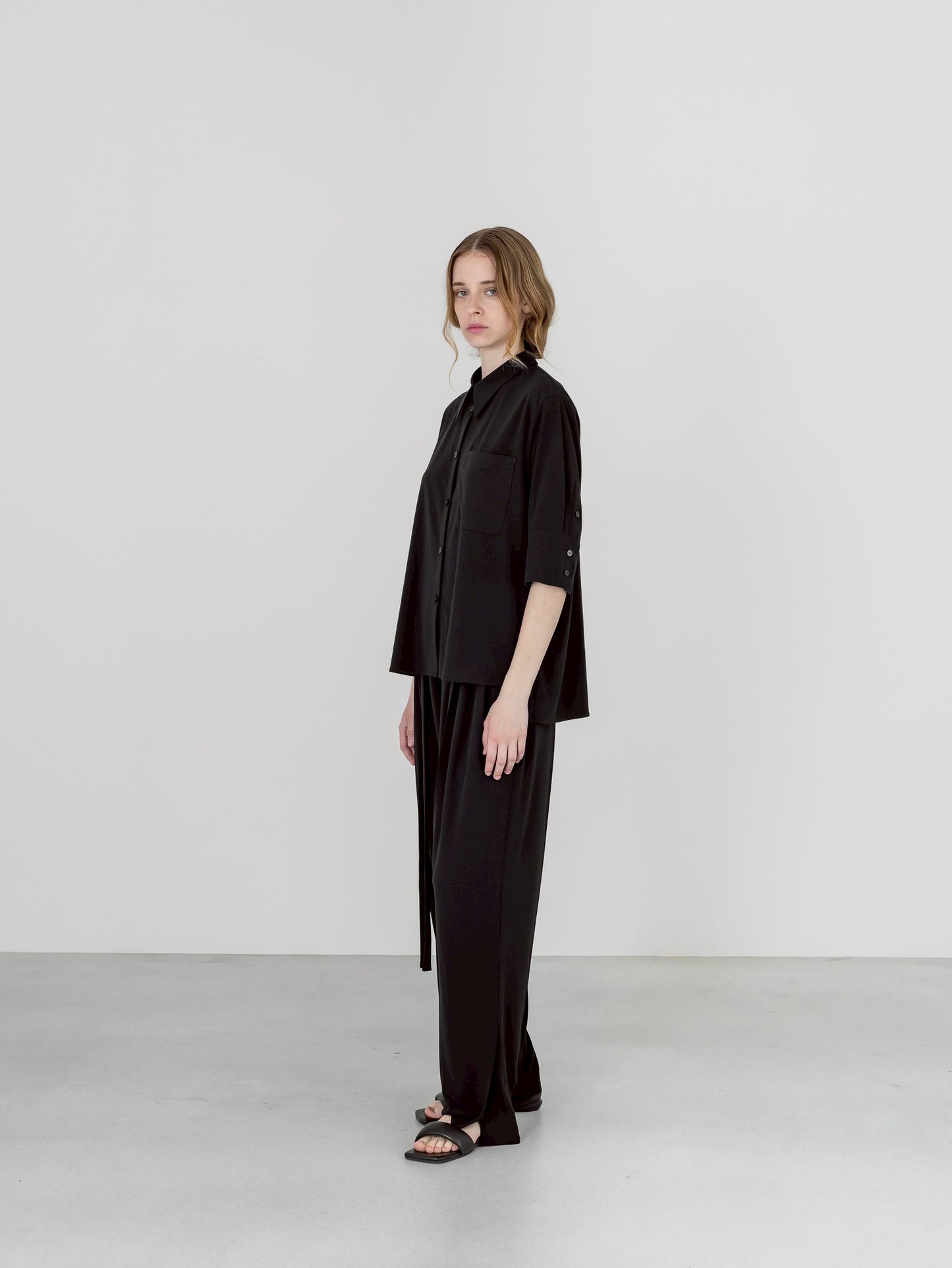 【PRE-ORDER】MELT DRAPE PANTS(BLACK)