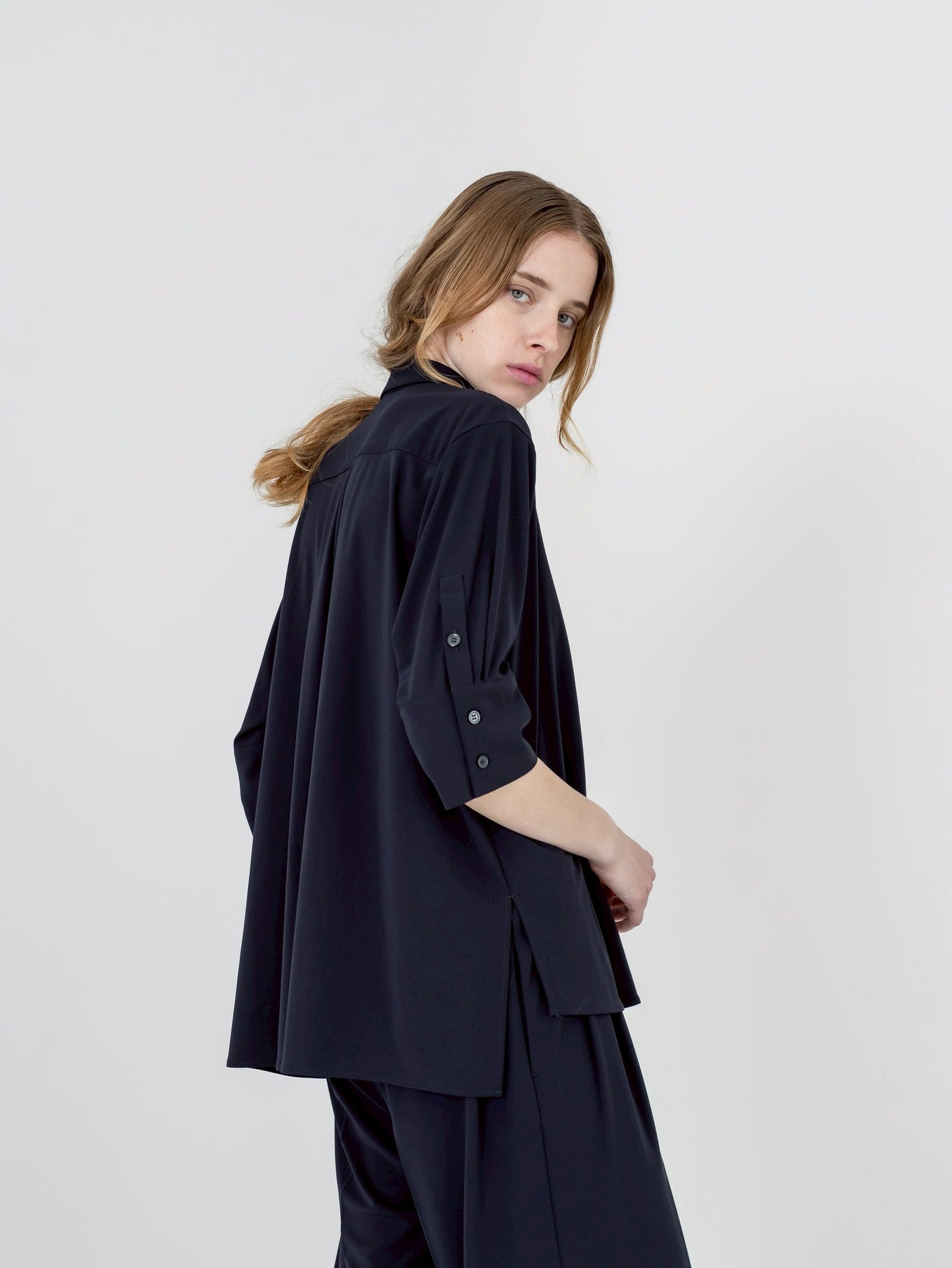【PRE-ORDER】MELT SHIRT(NAVY)