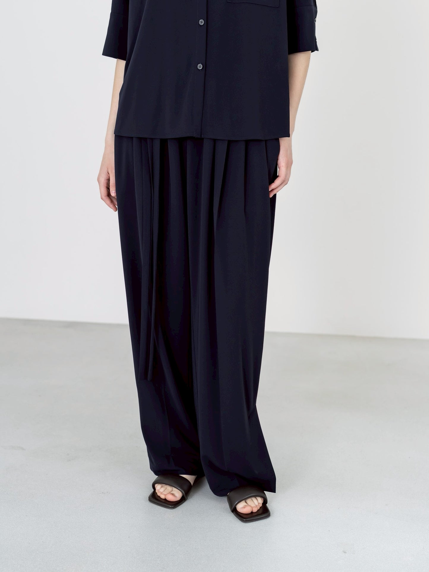 【PRE-ORDER】MELT DRAPE PANTS(NAVY)