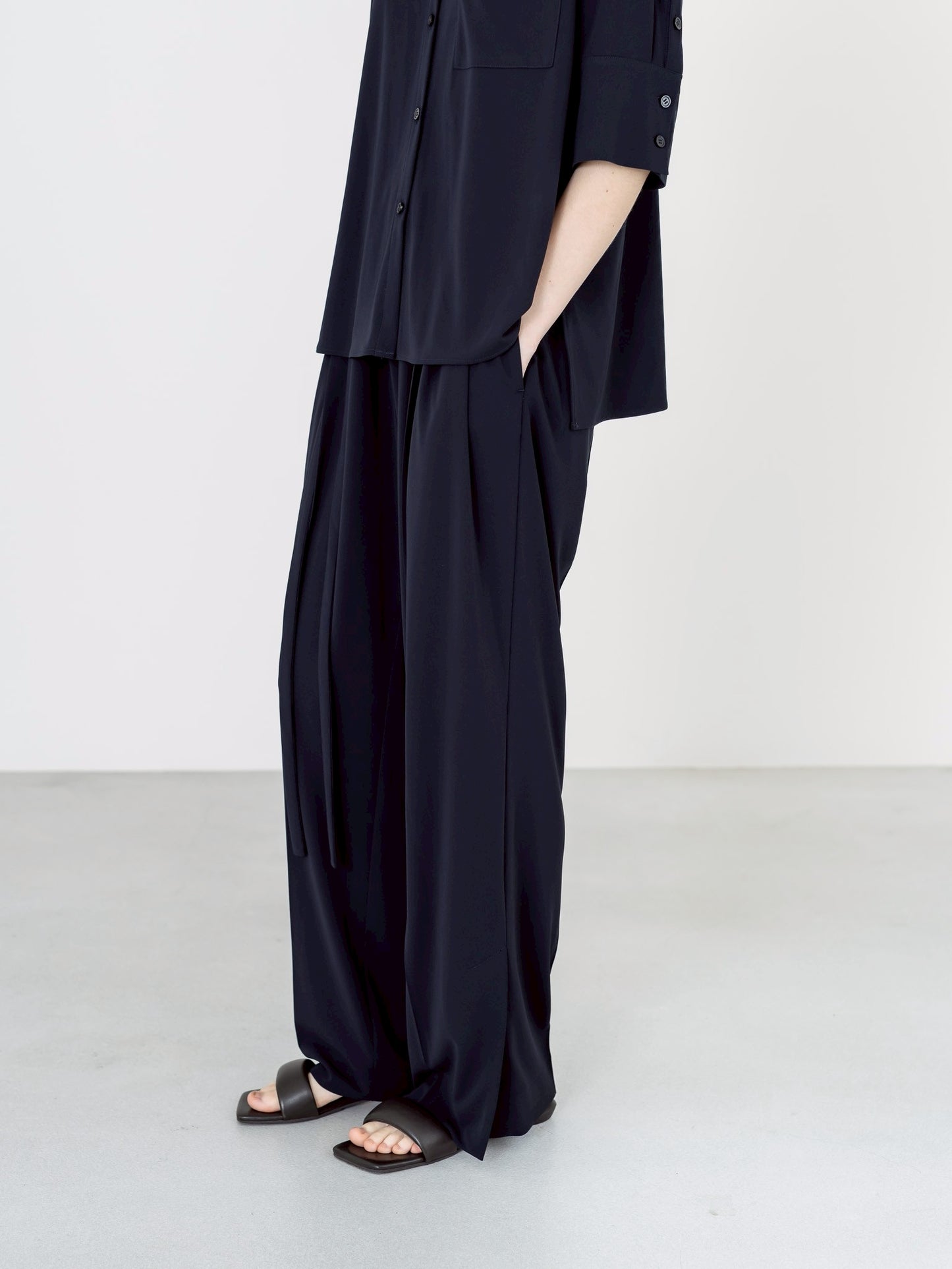 【PRE-ORDER】MELT DRAPE PANTS(NAVY)