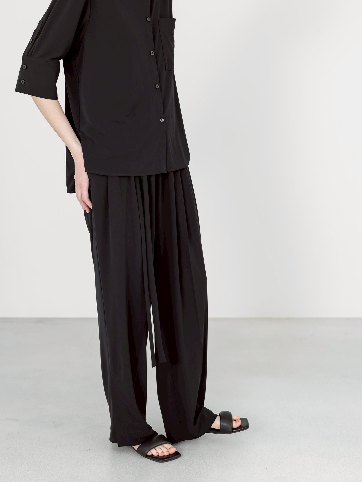 【PRE-ORDER】MELT DRAPE PANTS(BLACK)