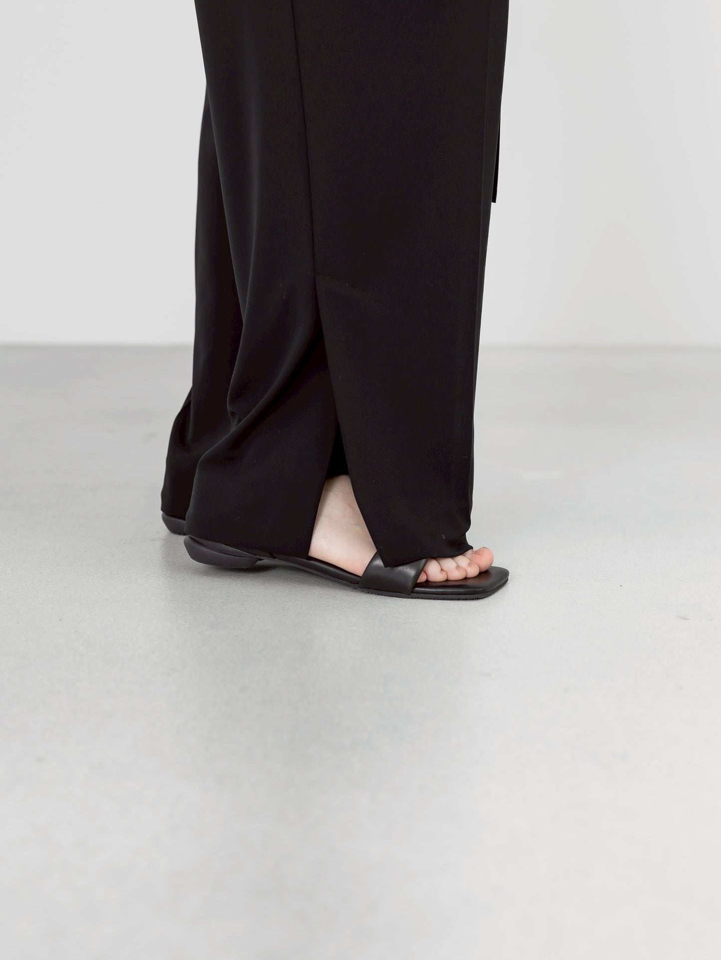 【PRE-ORDER】MELT DRAPE PANTS(BLACK)