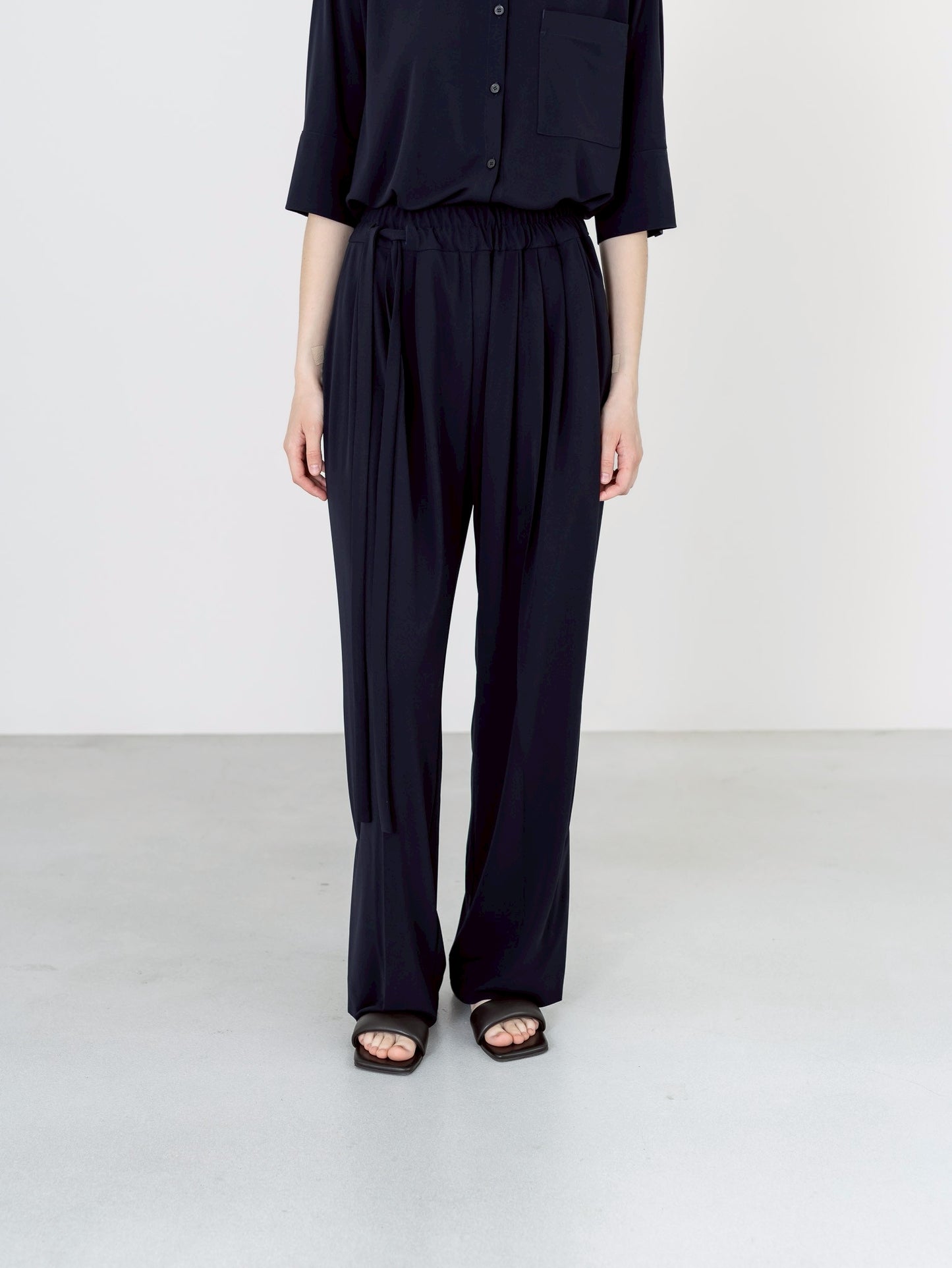 【PRE-ORDER】MELT DRAPE PANTS(NAVY)