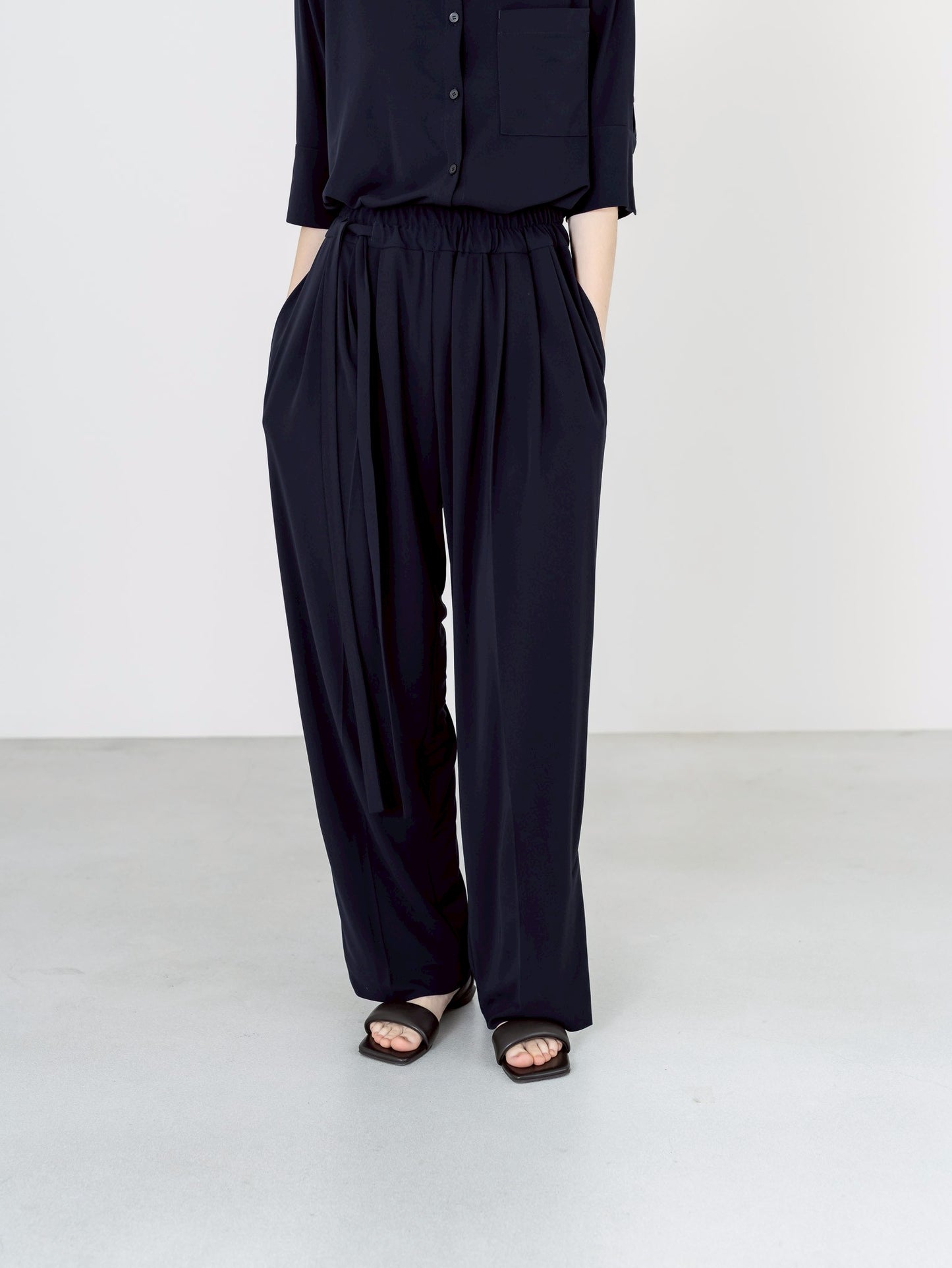 【PRE-ORDER】MELT DRAPE PANTS(NAVY)