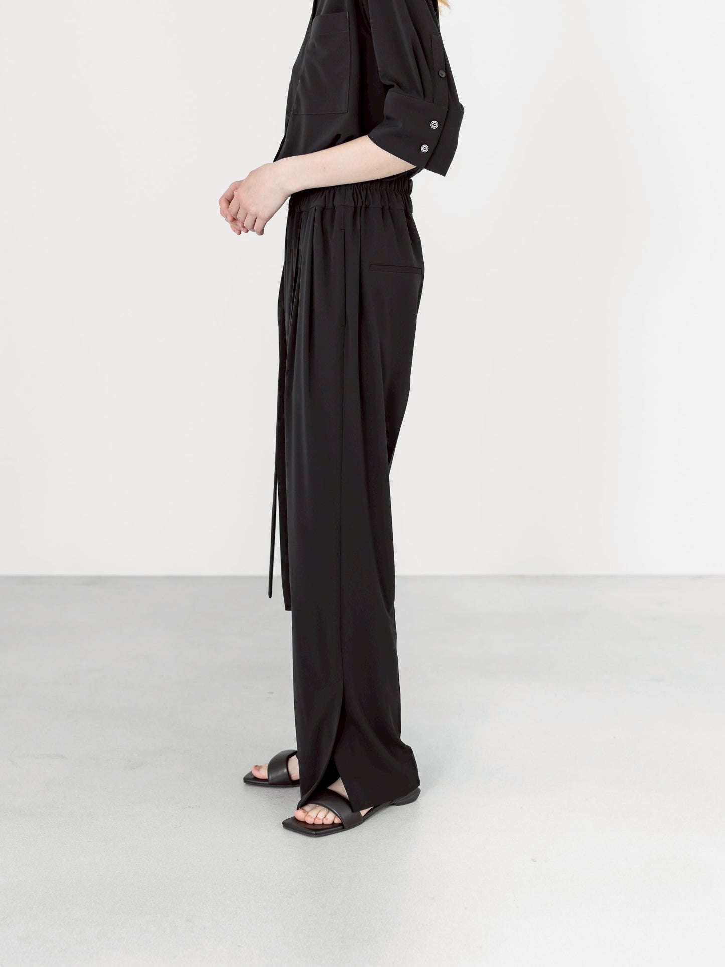 【PRE-ORDER】MELT DRAPE PANTS(BLACK)