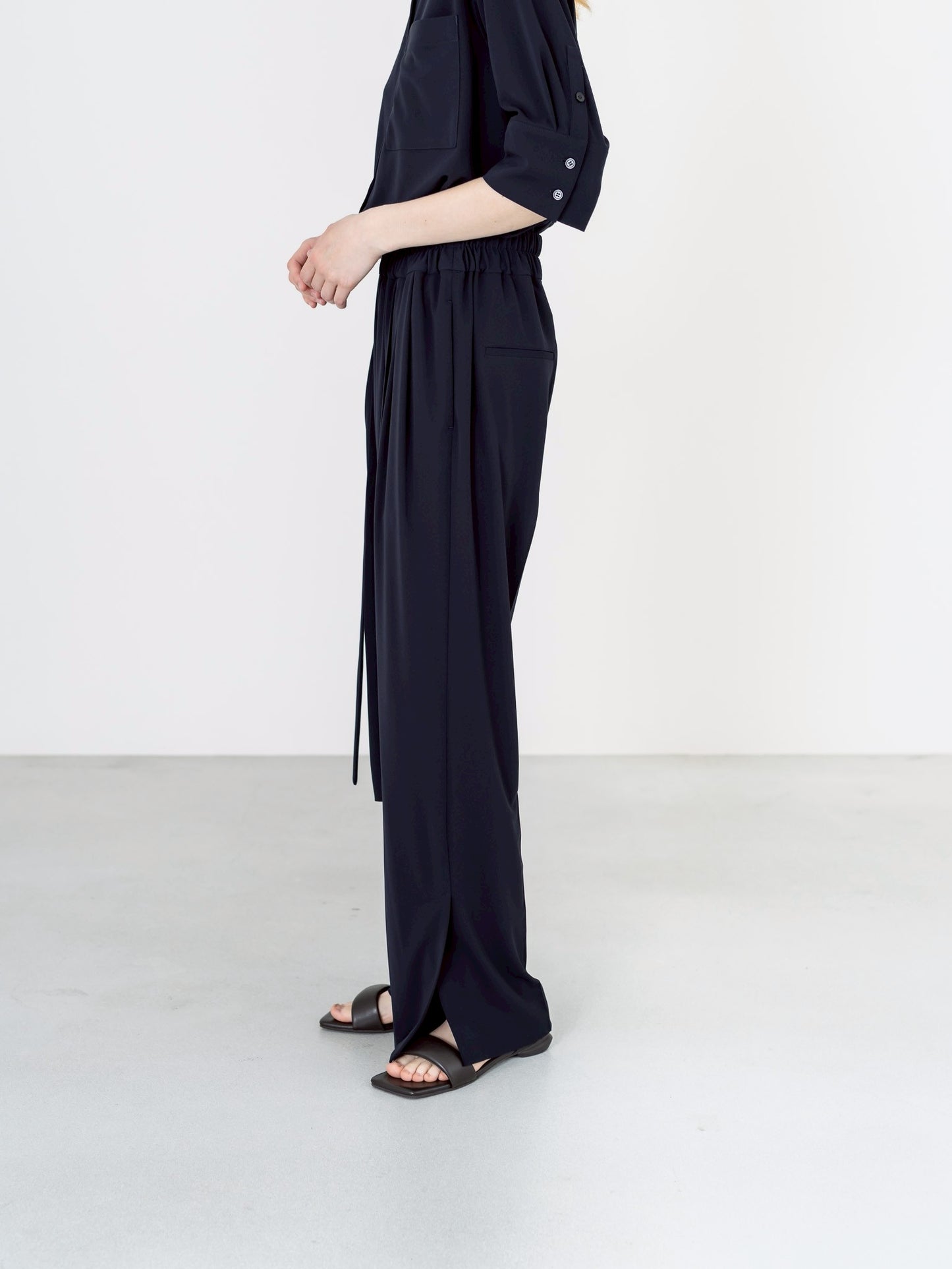 【PRE-ORDER】MELT DRAPE PANTS(NAVY)