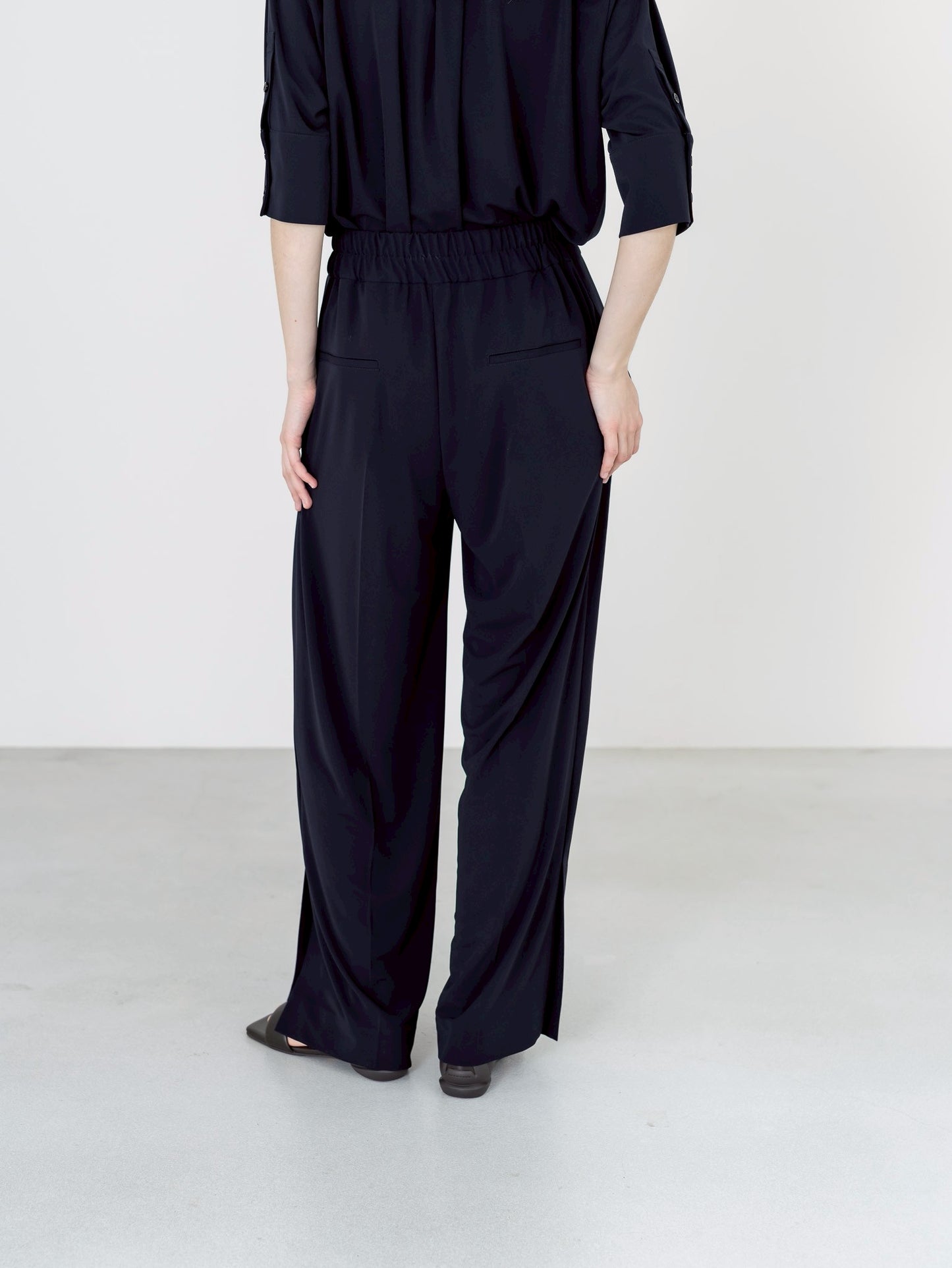 【PRE-ORDER】MELT DRAPE PANTS(NAVY)