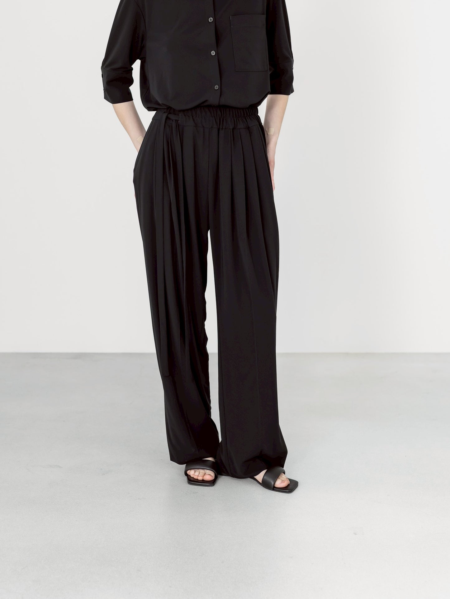 【PRE-ORDER】MELT DRAPE PANTS(BLACK)