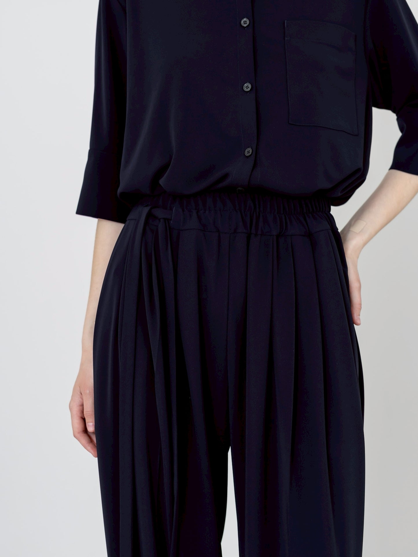 【PRE-ORDER】MELT DRAPE PANTS(NAVY)