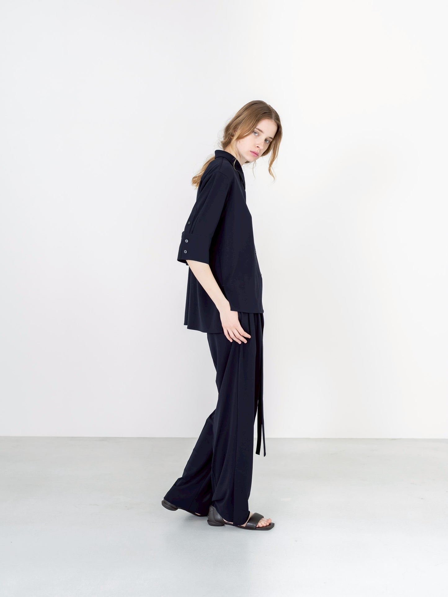 【PRE-ORDER】MELT DRAPE PANTS(NAVY)